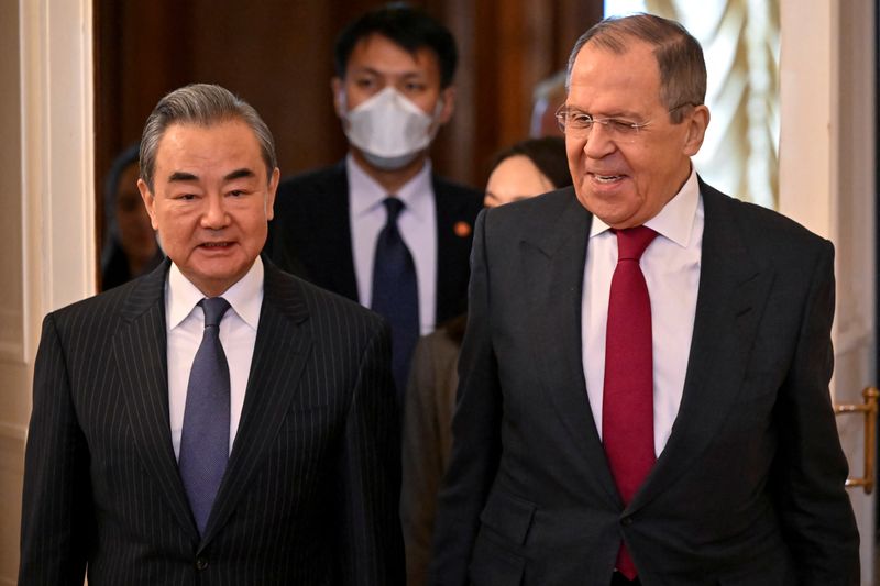 &copy; Reuters. 　ロシアのプーチン大統領は２２日、モスクワで中国外交担当トップの王毅氏と会談する。クレムリン（大統領府）が発表した。写真はラブロフ外相と会談に入る王氏。代表撮影（２０２３