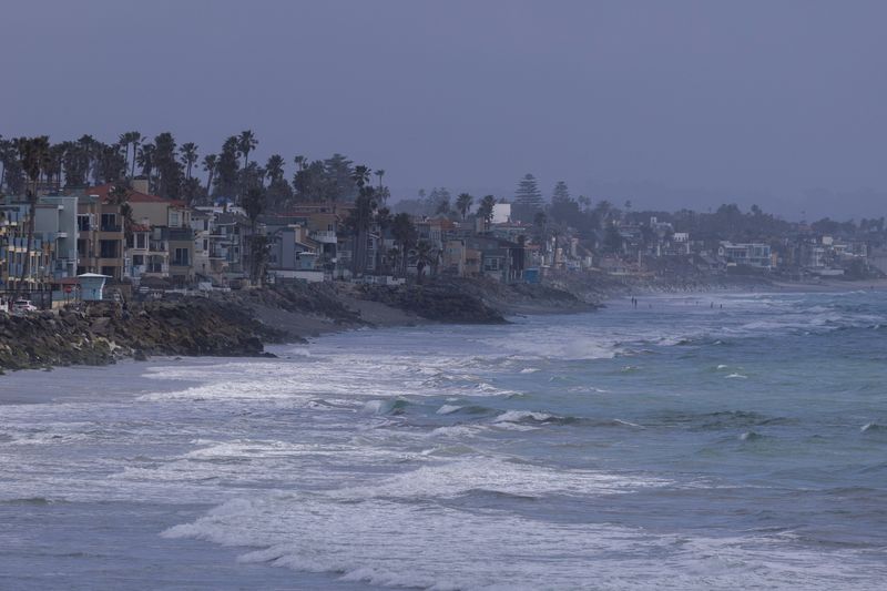© Reuters. أمواج تصل إلى الشاطئ على طول الساحل مع قدوم عاصفة شتوية من ناحية المحيط بكاليفورنيا يوم الثلاثاء. تصوير: مايك بليك - رويترز.
