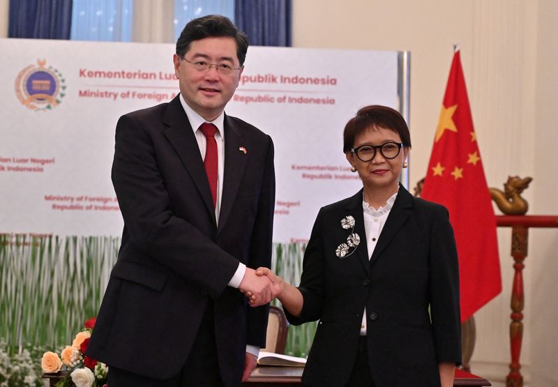 &copy; Reuters. 　インドネシアのルトノ外相（写真右）と中国の秦剛外相（同左）は２２日、ジャカルタで会談し、南シナ海での紛争防止のための行動規範（ＣＯＣ）に関する交渉を強化することで合意し