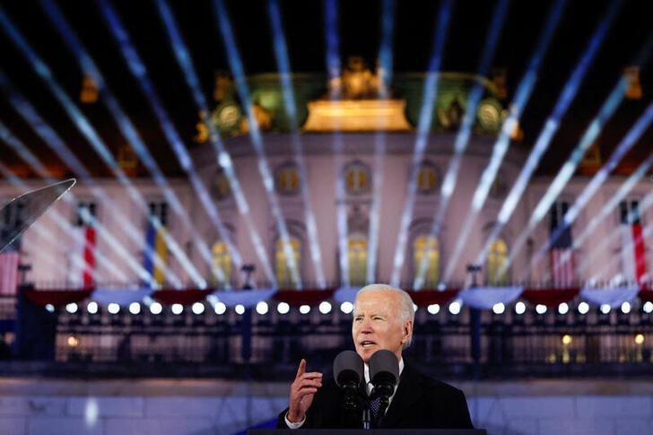 &copy; Reuters. El presidente de EEUU, Joe Biden, realiza un discurso al exterior del Castillo Real de Varsovia, Polonia. 21 febrero 2023. REUTERS/Evelyn Hockstein