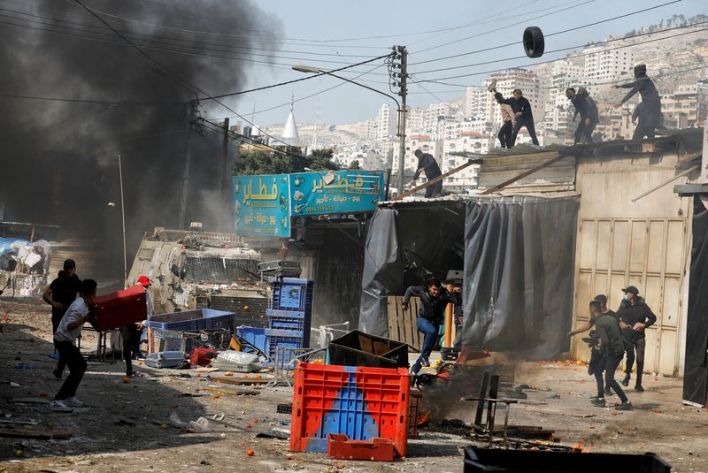 &copy; Reuters. اشتباكات بين فلسطينيين والقوات الإسرائيلية خلال مداهمة القوات لمدينة نابلس بالضفة الغربية يوم الأربعاء. تصوير : رنين صوافطة - رويترز . 