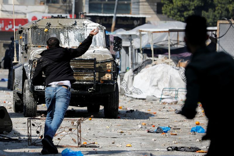 &copy; Reuters. Un grupo de palestinos se enfrenta a las fuerzas israelíes durante una operación del ejército de Israel en Nablús, en el territorio ocupado de Cisjordania, el 22 de febrero de 2023. REUTERS/Raneen Sawafta