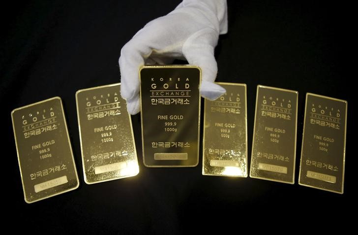 &copy; Reuters. Imagen de archivo de un empleado mostrando lingotes en la Korea Gold Exchange de Seúl, Corea del Sur. 31 julio 2015. REUTERS/Kim Hong-Ji
