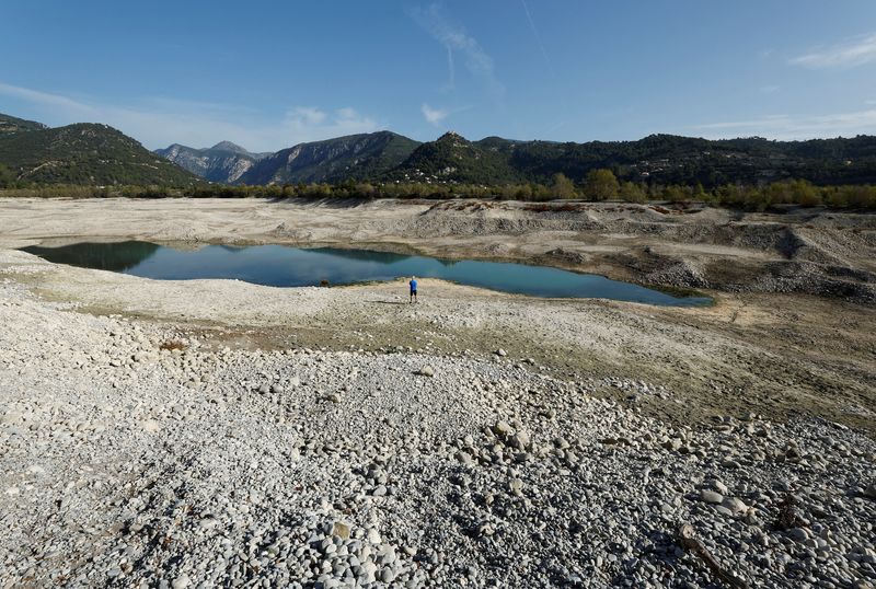 &copy; Reuters. FILE PHOTO: A man stands on the dried-up artificial Broc lake in Le Broc near Nice as the Alpes-Maritimes department faces a severe drought, France, October 28, 2022. REUTERS/Eric Gaillard