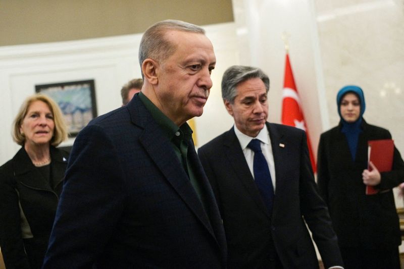&copy; Reuters. FOTO DE ARCHIVO. El presidente turco, Recep Tayyip Erdogan, conversa con el secretario de Estado estadounidense, Antony Blinken, durante su reunión en el aeropuerto de Esenboga en Ankara, Turquía. 20 de febrero de 2023. Burhan Ozbilici/Pool vía REUTERS