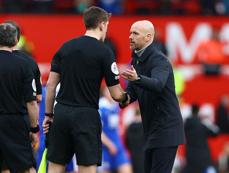 &copy; Reuters. FOTO ARCHIVO: Fútbol Soccer - Premier League - Manchester United v Leicester City - Old Trafford, Manchester, Reino Unido - 19 de febrero de 2023. El entrenador del Manchester United, Erik ten Hag, estrecha la mano del árbitro asistente tras el partido.