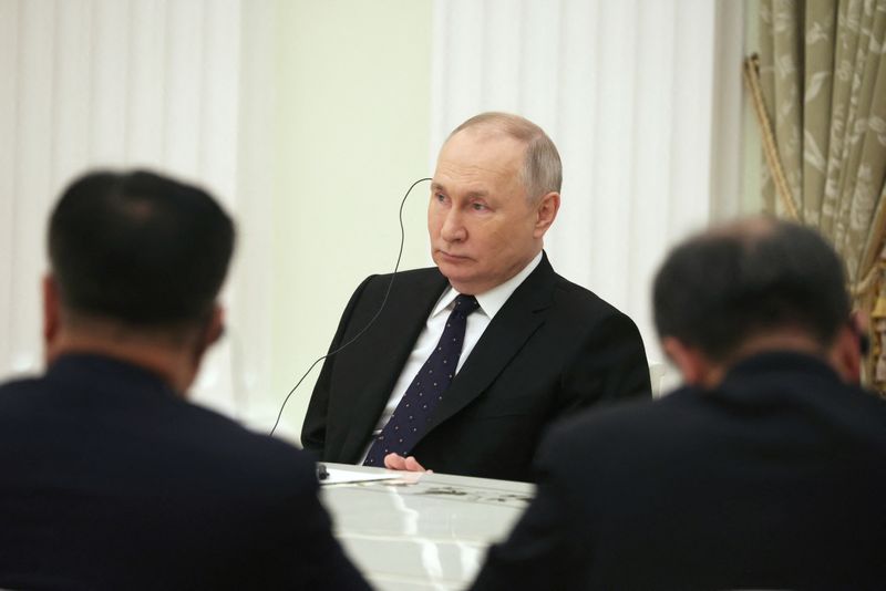 &copy; Reuters. Presidente da Rússia, Vladimir Putin, em reunião com diplomata chinês
22/02/2023
Sputnik/Anton Novoderezhkin/Pool via REUTERS 