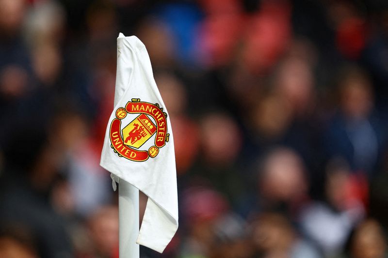 &copy; Reuters. FILE PHOTO: Soccer Football - Premier League - Manchester United v Leicester City - Old Trafford, Manchester, Britain - February 19, 2023 General view of the Manchester United crest seen on a corner flag before the match REUTERS/Molly Darlington