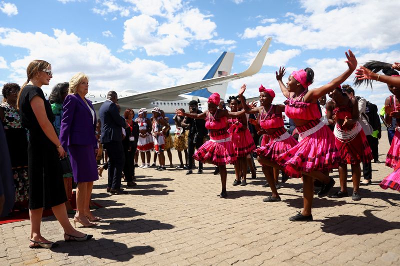 © Reuters. U.S. first lady Jill Biden watches a dance performance as she arrives during the first leg of her African visit, at the Hosea Kutako International Airport in Windhoek, in Namibia, February 22, 2023. REUTERS/Siphiwe Sibeko