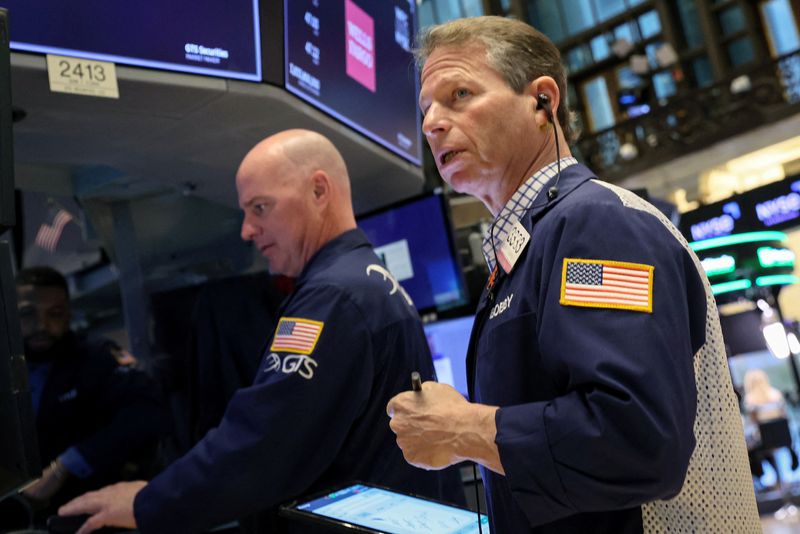 &copy; Reuters. FOTO DE ARCHIVO: Operadores trabajan en la Bolsa de Nueva York (NYSE) en Nueva York, Estados Unidos. 17 de febrero, 2023.  REUTERS/Brendan McDermid/Archivo