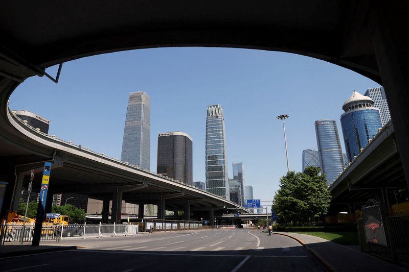 &copy; Reuters. FILE PHOTO: People cycle on a road at the Central Business District (CBD) in Beijing, China May 16, 2022. REUTERS/Tingshu Wang/File Photo