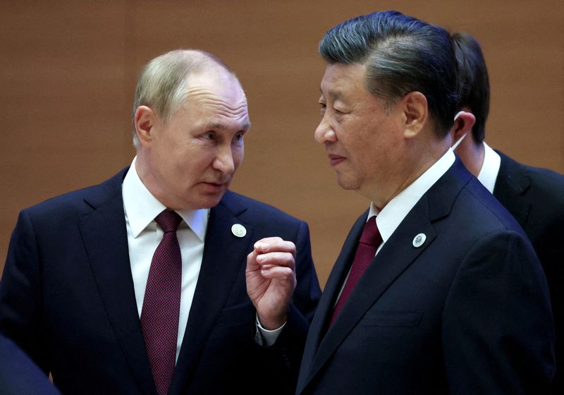 © Reuters. الرئيس الروسي فلاديمير بوتين يتحدث إلى نظيره الصيني شي جين بينغ قبل اجتماع في سمرقند بأوزباكستان يوم 16 سبتمبر أيلول 2022. صورة لرويترز من وكالة أنباء سبوتنيك.