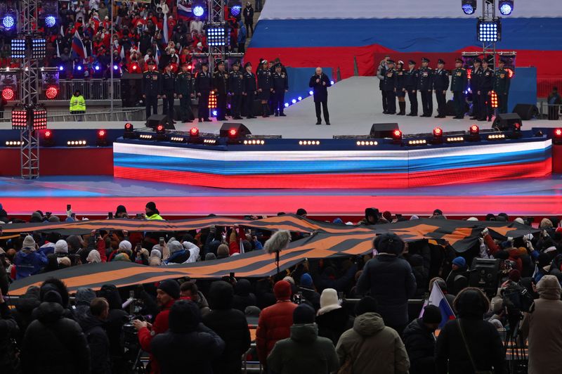 &copy; Reuters. O presidente russo, Vladimir Putin, faz discurso durante o evento "Glória aos Defensores da Pátria" em apoio às forças armadas russas envolvidas na campanha militar do país na Ucrânia, no Estádio Luzhniki, em Moscou, Rússia
 22/02/2023 
REUTERS/St