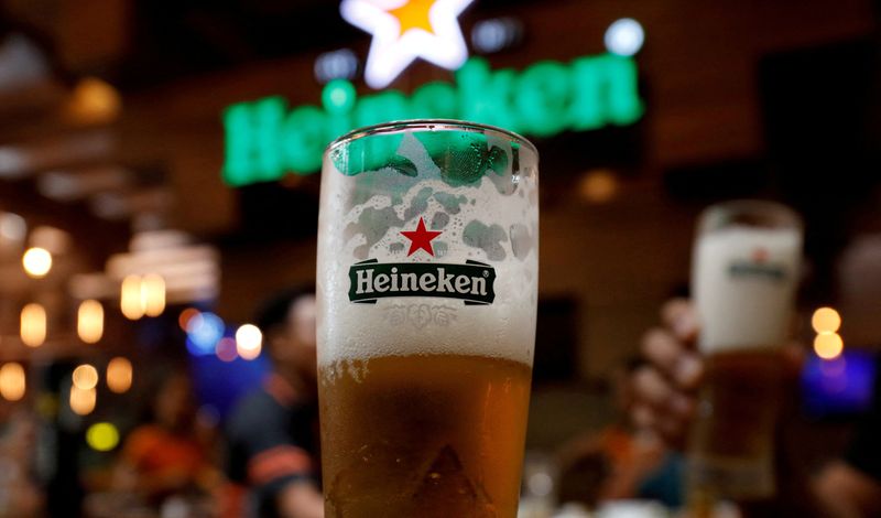 &copy; Reuters. Photo d'archives. Un verre de bière Heineken dans un restaurant à Hanoï, Vietnam. /Photo prise le 30 mai 2019/REUTERS/Nguyen Huy Kham