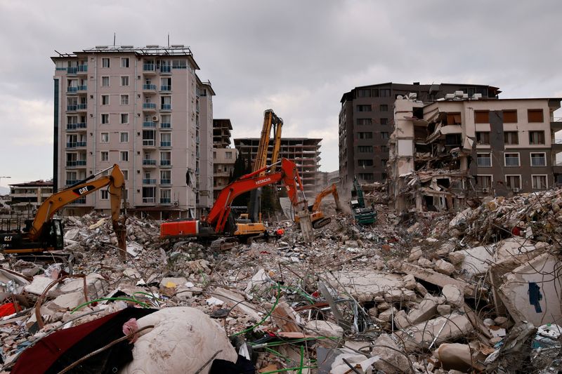 &copy; Reuters. عمال يزيلون أنقاض مبنى منهار في أعقاب زلزال تركيا في إقليم هاتاي بتركيا يوم الثلاثاء. تصوير: ثائر السوداني - رويترز.