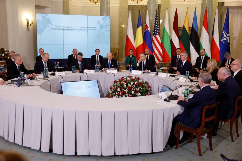 &copy; Reuters. Presidente da Polônia, Andrzej Duda, secretário-geral da Otan, Jens Stoltenberg, presidente dos EUA, Joe Biden, presidente da Romênia, Klaus Iohannis, e outros líderes participam de cúpula do grupo Bucareste 9 durante visita de Biden à Polônia pouc