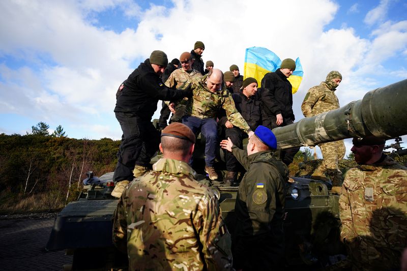&copy; Reuters. British Defence Secretary Ben Wallace is helped off a tank during a visit to Bovington Camp, a British Army military base in Dorset, to view Ukrainian soldiers training on Challenger 2 tanks, Britain February 22, 2023.  Ben Birchall/Pool via REUTERS