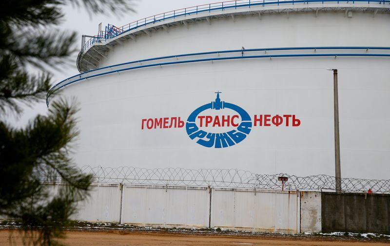 © Reuters. FOTO DE ARCHIVO. Un tanque de almacenamiento en la estación de bombeo de petróleo de Gomel Transneft, que mueve el crudo a través del oleoducto Druzhba hacia el oeste hasta Europa, cerca de Mozyr, Bielorrusia. 4 de enero de 2020.  REUTERS/Vasily Fedosenko