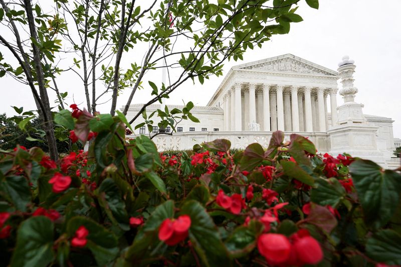 &copy; Reuters. FILE PHOTO: The U.S. Supreme Court building is seen in Washington, U.S. September 30, 2022.  REUTERS/Kevin Lamarque/File Photo