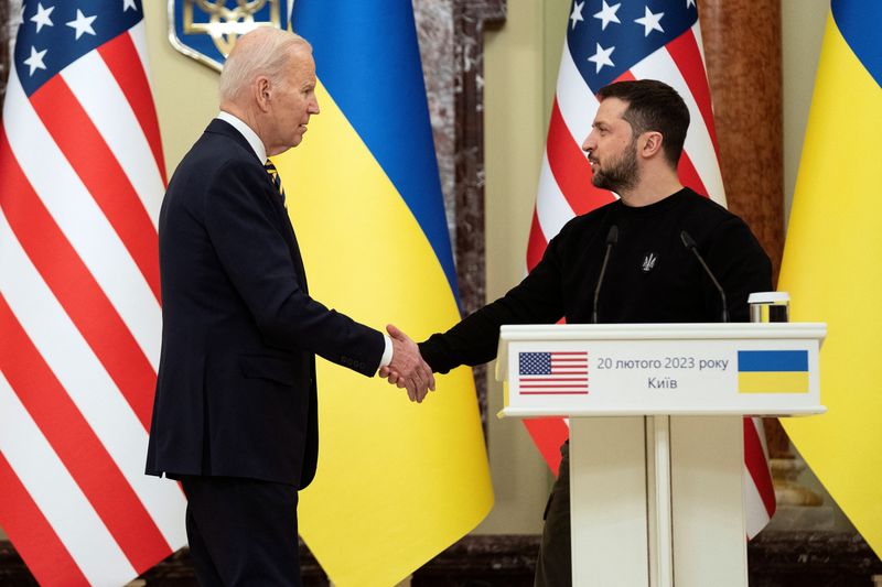 &copy; Reuters. Biden e o presidente da Ucrânia, Volodymyr Zelenskiy, se cumprimentam em encontro em Kiev
20/02/2023
Evan Vucci/Pool via REUTERS