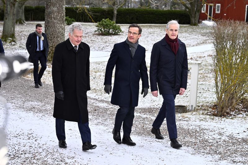 &copy; Reuters. フィンランドのニーニスト大統領は２２日、フィンランドとスウェーデンは北大西洋条約機構（ＮＡＴＯ）加盟に向け「手を取り合って」進んでいるが、北欧２カ国の申請を批准するかどう