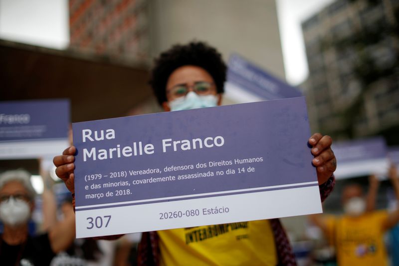 &copy; Reuters. Manifestante com placa em homenagem a Marielle Franco no Rio de Janeiro
14/03/2023
REUTERS/Adriano Machado