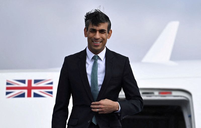 © Reuters. FILE PHOTO: British Prime Minister Rishi Sunak gets off his plane after his arrival on February 18, 2023 at the airport in Munich, southern Germany, where he will attend the Munich Security Conference (MSC). - BEN STANSALL/Pool via REUTERS/File Photo