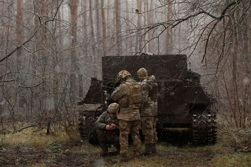 &copy; Reuters. جنود يقفون أمام مدرعة في بلدة كريمينا بأوكرانيا بتاريخ السادس من يناير كانون الثاني 2023. تصوير: كلودا كيلكوين - رويترز.