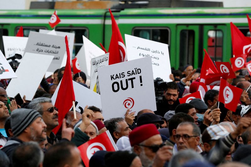 &copy; Reuters. متظاهرون يشاركون في احتجاج ضد الرئيس التونسي قيس سعيد في تونس يوم 14 يناير كانون الثاني 2023. تصوير: زبير السويسي - رويترز.