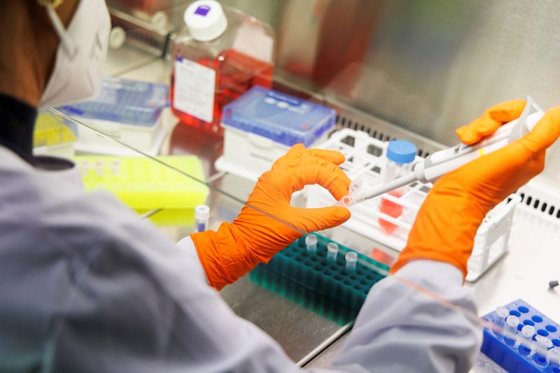 © Reuters. FILE PHOTO: An employee of the vaccine company Bavarian Nordic works in a laboratory of the company in Martinsried near Munich, Germany, May 24, 2022. The company, headquartered in Denmark, is the only one in the world to have approval for a smallpox vaccine called Jynneos in the U.S. and Imvanex in Europe, which is also effective against mpox. REUTERS/Lukas Barth 