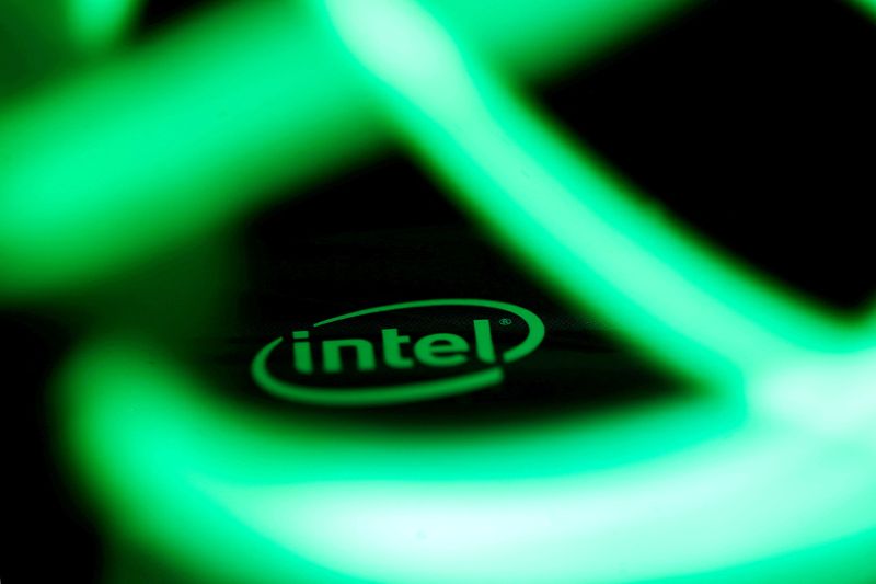 &copy; Reuters. Un logo Intel derrière des lumières LED. /Illustration diffusée le 5 janvier 2018/REUTERS/Dado Ruvic