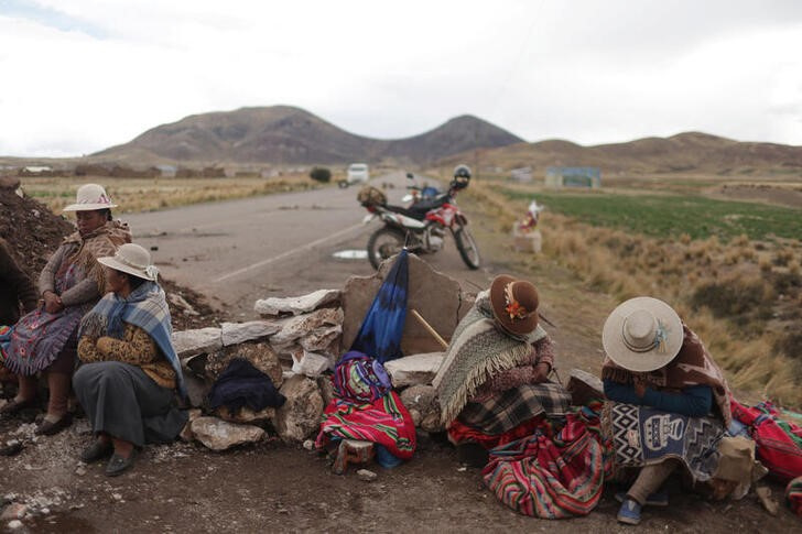 &copy; Reuters. FOTO DE ARCHIVO. Manifestantes bloquean una vía de acceso a yacimientos mineros en el sur andino de Perú. Puno,  febrero 6, 2023. REUTERS/Pilar Olivares