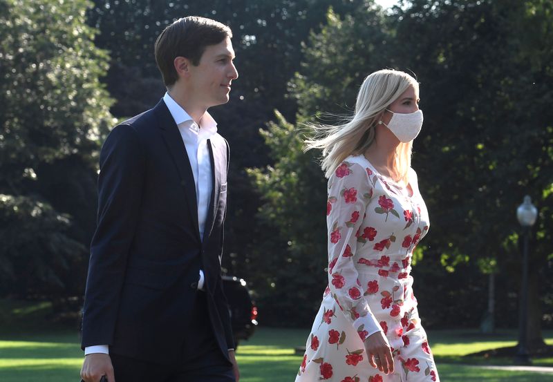 &copy; Reuters. Ivanka Trump e Jared Kushner retornam à Casa Branca após fim de semana em Nova Jersey
26/07/2020
REUTERS/Mike Theiler