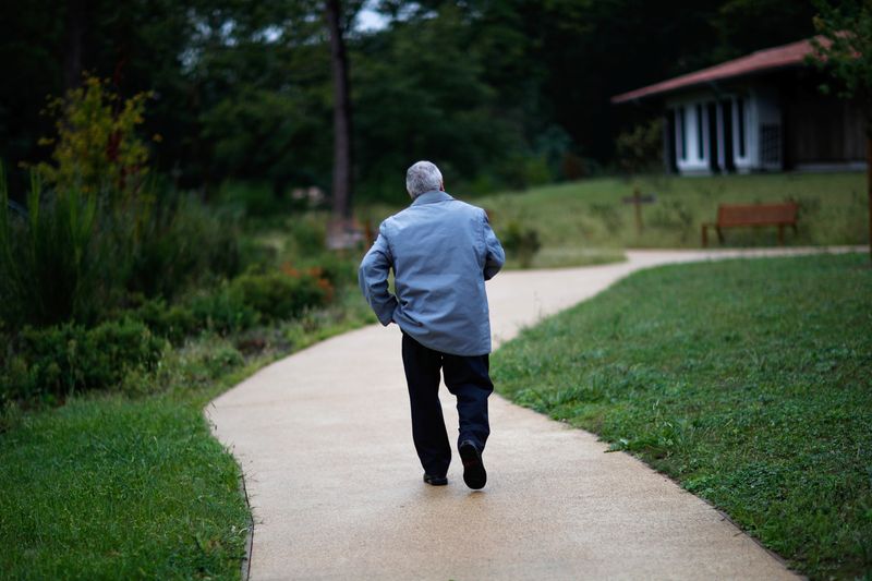 &copy; Reuters. FILE PHOTO: Alzheimer's patient James, 73, walks at the Village Landais Alzheimer site in Dax, France, September 24, 2020. Picture taken on September 24, 2020. REUTERS/Gonzalo Fuentes