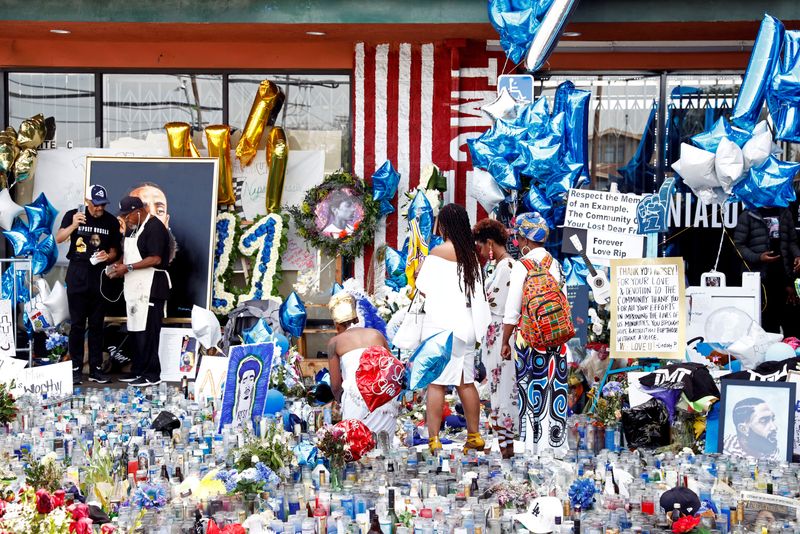 &copy; Reuters. Pessoas lamentam morte de Nipsey Hussle fora de sua loja de roupas em Los Angeles
07/04/2023
REUTERS/Patrick T. Fallon