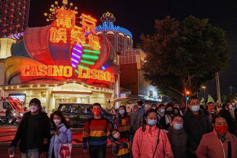&copy; Reuters. FILE PHOTO: Visitors walk past the Casino Lisboa operated by SJM Holdings during Lunar New Year in Macau, China, January 24, 2023. REUTERS/Lam Yik
