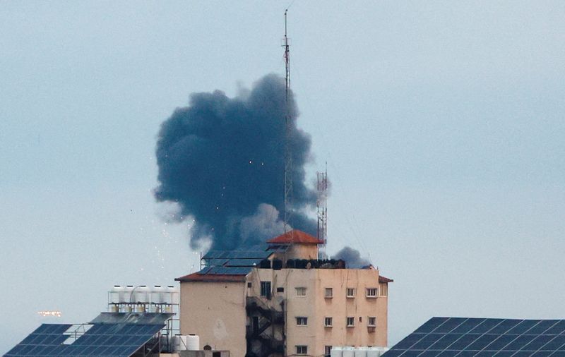 &copy; Reuters. الدخان يتصاعد خلال غارة جوية إسرائيلية في مدينة غزة يوم الخميس. تصوير: محمد سالم - رويترز 
