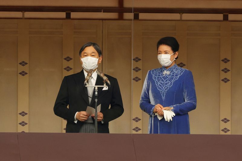 &copy; Reuters. إمبراطور اليابان ناروهيتو يلقي خطابا بمناسبة عيد ميلاده برفقه زوجته الإمبراطورة ماساكو بشرفة القصر في طوكيو يوم الخميس. صورة لرويترز من مم