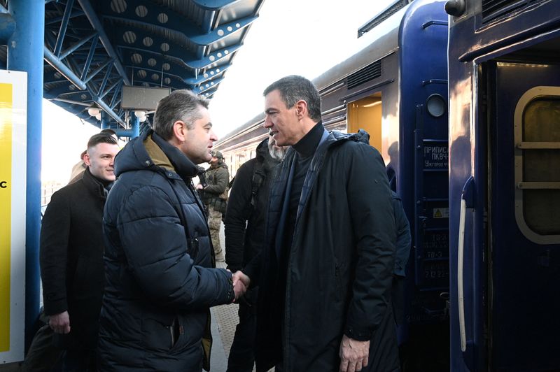 &copy; Reuters. El presidente del Gobierno español, Pedro Sánchez, es recibido por un representante ucraniano a su llegada a Ucrania para una visita con el presidente de Ucrania, Volodímir Zelenski, en Kiev, Ucrania, 23 de febrero de 2023. Palacio de la Moncloa/ Borja