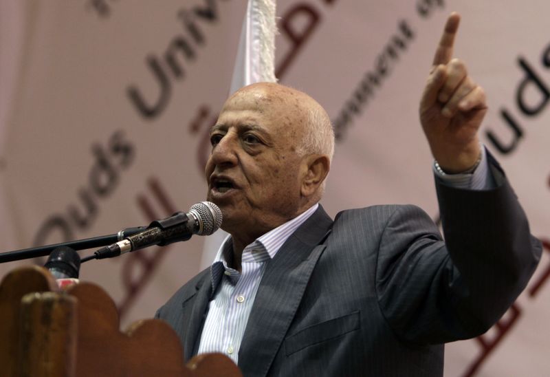 &copy; Reuters. الراحل أحمد قريع أول رئيس للمجلس التشريعي الفلسطيني في صورة من أرشيف رويترز.