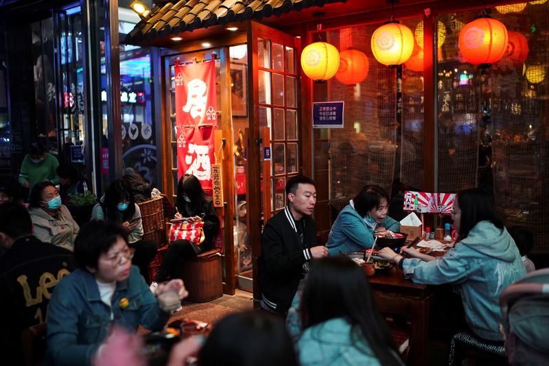 &copy; Reuters. FILE PHOTO: People dine at a restaurant in Beijing, China October 25, 2020. Picture taken October 25, 2020. REUTERS/Tingshu Wang