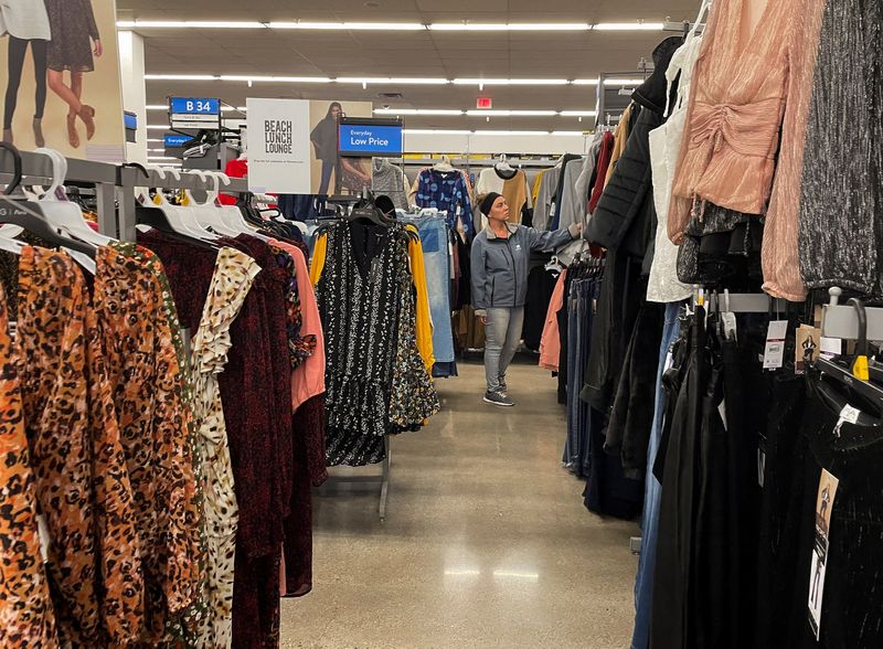 &copy; Reuters. Una donna osserva vestiti in un negozio Walmart a Flagstaff, in Arizona.  REUTERS/Lisa Baertlein/