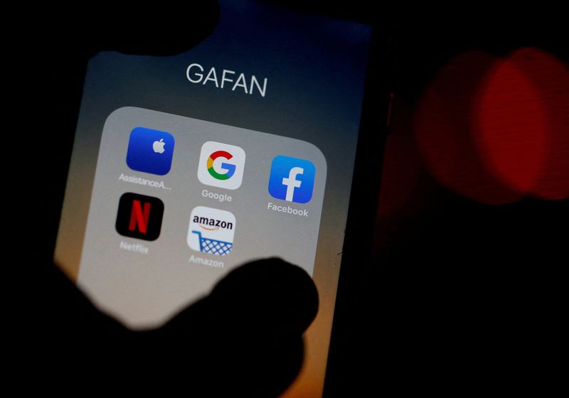 &copy; Reuters. FILE PHOTO: The logos of mobile apps, Google, Amazon, Facebook, Apple and Netflix, are displayed on a screen in this illustration picture taken December 3, 2019. REUTERS/Regis Duvignau