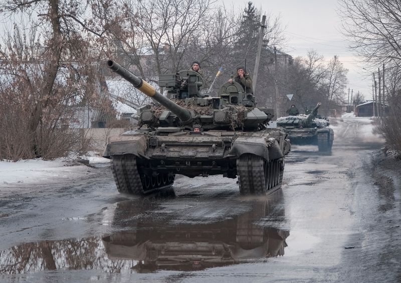 © Reuters. FILE PHOTO: Ukrainian service members ride tanks, as Russia's attack on Ukraine continues, near the frontline town of Bakhmut, Donetsk region, Ukraine February 21, 2023. REUTERS/Alex Babenko/File Photo