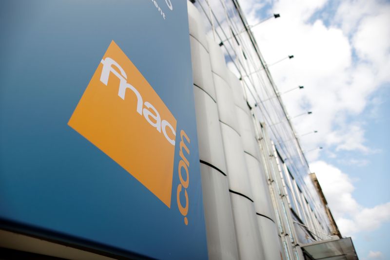 &copy; Reuters. Le logo de la chaîne de magasins Fnac est représenté à l'entrée d'un magasin à Paris, en France. /Photo prise le 23 février 2021/REUTERS/Sarah Meyssonnier