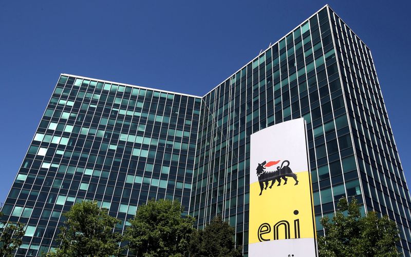 &copy; Reuters. FOTO DE ARCHIVO: El logotipo de Eni frente a su sede en San Donato Milanese, Italia, el 27 de abril de 2016. REUTERS/Stefano Rellandini