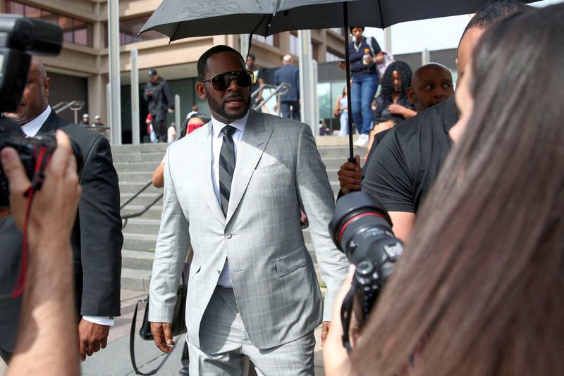 &copy; Reuters. FILE PHOTO: R. Kelly leaves the Criminal Court Building after pleading not guilty during a hearing on eleven new counts of criminal sexual abuse, in Chicago, Illinois, U.S., June 6, 2019.  REUTERS/Daniel Acker/