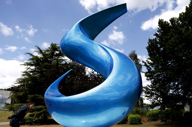 &copy; Reuters. FILE PHOTO: A sculpture depicting the logo of Belgian chemical group Solvay is seen at its headquarters in Brussels, Belgium, July 29, 2015. REUTERS/Francois Lenoir