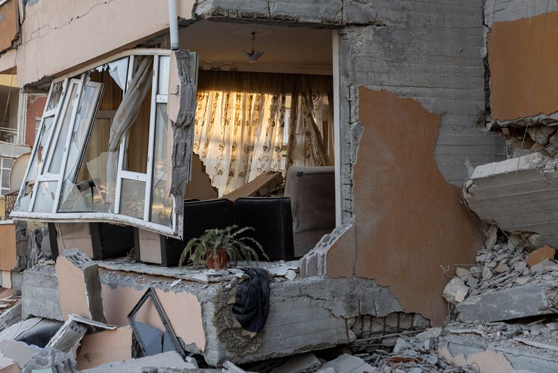 © Reuters. صورة لمنزل مدمر في أعقاب الزلزال المميت في أنطاكية بتركيا يوم 20 فبراير شباط 2023. تصوير: الويسا لوبيز - رويترز.