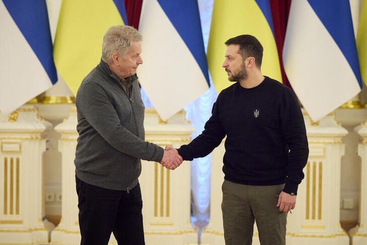 &copy; Reuters. Imagen de archivo del presidente de Ucrania, Volodímir Zelenski (dcha), y su par finlandés, Sauli Niinisto, saludándose antes de una reunión en Kiev, Ucrania. 24 enero 2023. Servicio de Prensa de la Presidencia de Ucrania/entrega vía Reuters. ATENCI